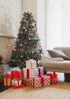 Рождественская елка и подарки в гостиной — стоковое фото