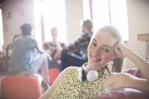 Портрет усміхненої випадкової бізнес-леді з навушниками — стокове фото