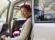 Ritratto donna sorridente che scende dalla macchina — Foto stock