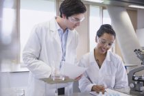 Studenti universitari che conducono esperimenti scientifici in aula di laboratorio scientifico — Foto stock