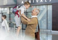 Hijo saludo padre en el aeropuerto - foto de stock