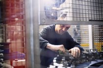 Trabajador reparación de maquinaria en la fábrica de acero - foto de stock
