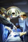 Cirurgiões que realizam cirurgia na sala de cirurgia — Fotografia de Stock