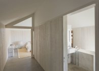 Ванная комната и коридор — стоковое фото