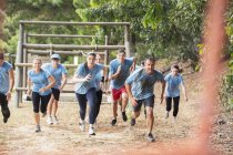 Команда бежит по полосе препятствий учебного лагеря — стоковое фото