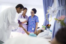 Врачи и медсестры обходят больничную палату — стоковое фото