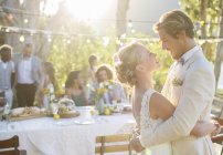 Молодая пара танцует во время свадебного приема в саду — стоковое фото