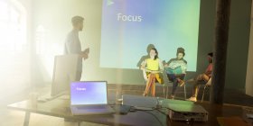 Gli uomini d'affari che preparano la presentazione audiovisiva su Focus — Foto stock