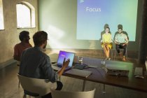 Бизнес-люди готовят аудиовизуальную презентацию на Focus — стоковое фото