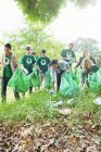 Voluntarios ambientalistas recogiendo basura - foto de stock