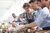 Männliche Studenten in der Küche des Kochkurses — Stockfoto
