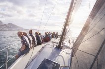 Vista panorâmica de amigos aposentados sentados no veleiro no oceano ensolarado — Fotografia de Stock