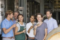 Funcionários da adega degustam vinho branco na adega — Fotografia de Stock