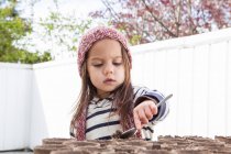 Jardinage fille sur le patio — Photo de stock