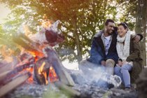 Couple hugging by campfire — Stock Photo
