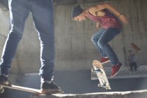 Хлопчик-підліток перевертає скейтборд у скейт-парку — стокове фото