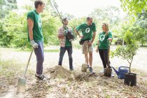 Еколог-добровольці посадять нове дерево — стокове фото