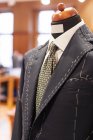 Nahaufnahme maßgeschneiderter Anzug auf Schneidermodell im Herrenshop — Stockfoto