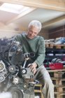 Mécanicien reconstruire le moteur dans l'atelier de réparation automobile — Photo de stock