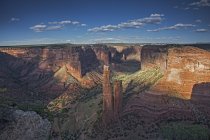 Sol y sombras sobre Spider Rock, Canyon de Chelly, Arizona, Estados Unidos - foto de stock