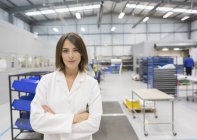 Ingeniera femenina confiada en retratos en fábrica de acero - foto de stock