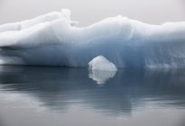 Formações de gelo sobre a água no inverno — Fotografia de Stock