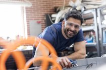 Ritratto meccanico sorridente che lavora in officina di riparazione auto — Foto stock
