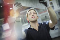 Arbeiter inspiziert Stahl in Stahlwerk — Stockfoto