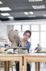 Artista esculpir cara de arcilla en el estudio - foto de stock
