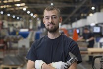 Портрет уверенный рабочий на сталелитейном заводе — стоковое фото
