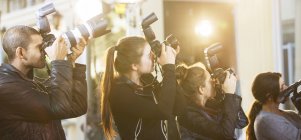 Photographes paparazzi dans une rangée de caméras pointant vers l'événement — Photo de stock