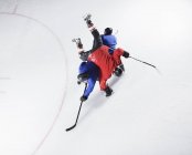 Jugadores de hockey colisionan sobre hielo - foto de stock