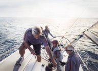 Freunde im Ruhestand segeln auf sonnigem Meer — Stockfoto