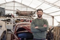 Portrait confident mechanic in auto repair shop — Stock Photo