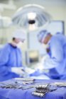Chirurgische Werkzeuge auf Tablett im Operationssaal der Klinik — Stockfoto