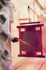 Arbeiter streichen Stahl rot in Stahlfabrik — Stockfoto