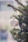 Silberschmuck hängt am Weihnachtsbaum — Stockfoto