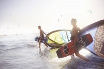 Paar steigt mit Kiteboard-Ausrüstung ins Surfen ein — Stockfoto