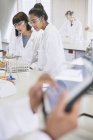 College students conducting scientific experiment in science laboratory classroom — Stock Photo