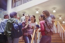 Studenten reden im Treppenhaus miteinander — Stockfoto