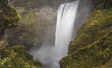 Вид на водопад со скалы — стоковое фото