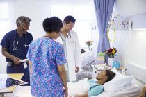 Médecins faisant des rondes et parlant avec le patient à l'hôpital — Photo de stock