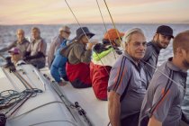 Amici anziani caucasici che navigano insieme — Foto stock