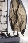 Vista panorâmica do homem ajustando vela no veleiro — Fotografia de Stock