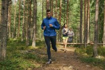 Corridori che corrono sul sentiero nel bosco — Foto stock