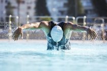 Homme nageur athlète papillon course piscine — Photo de stock