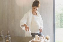 Schwangere bereitet Schaumbad vor — Stockfoto