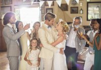 Жених обнимает невесту во время свадебного приема в домашнем номере — стоковое фото
