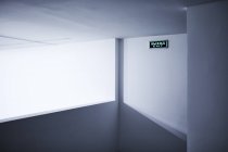 Insegna di uscita al neon su parete bianca — Foto stock
