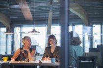 Geschäftsfrauen unterhalten sich in Bürotreffen — Stockfoto